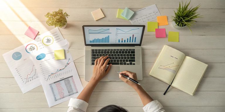 Plan de Marketing Internacional para Ayudas de Internacionalización 13 persona-escribiendo-en-laptop